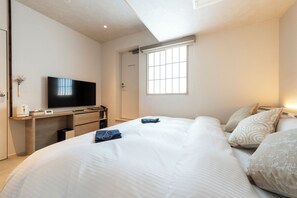 خزنة داخل الغرفة ومساحة عمل للكمبيوتر المحمول ومكواة/لوح كي