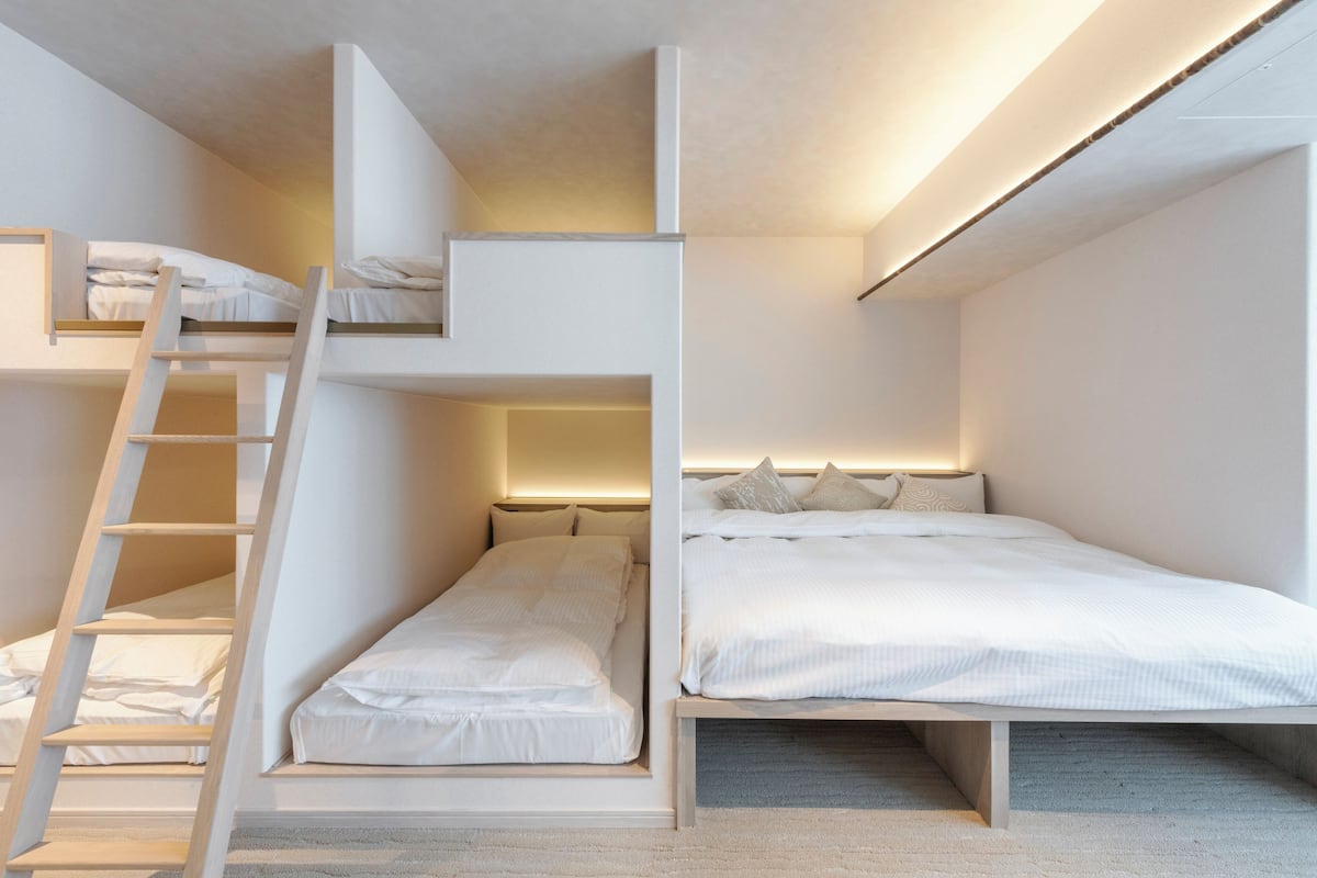 خزنة داخل الغرفة ومساحة عمل للكمبيوتر المحمول ومكواة/لوح كي