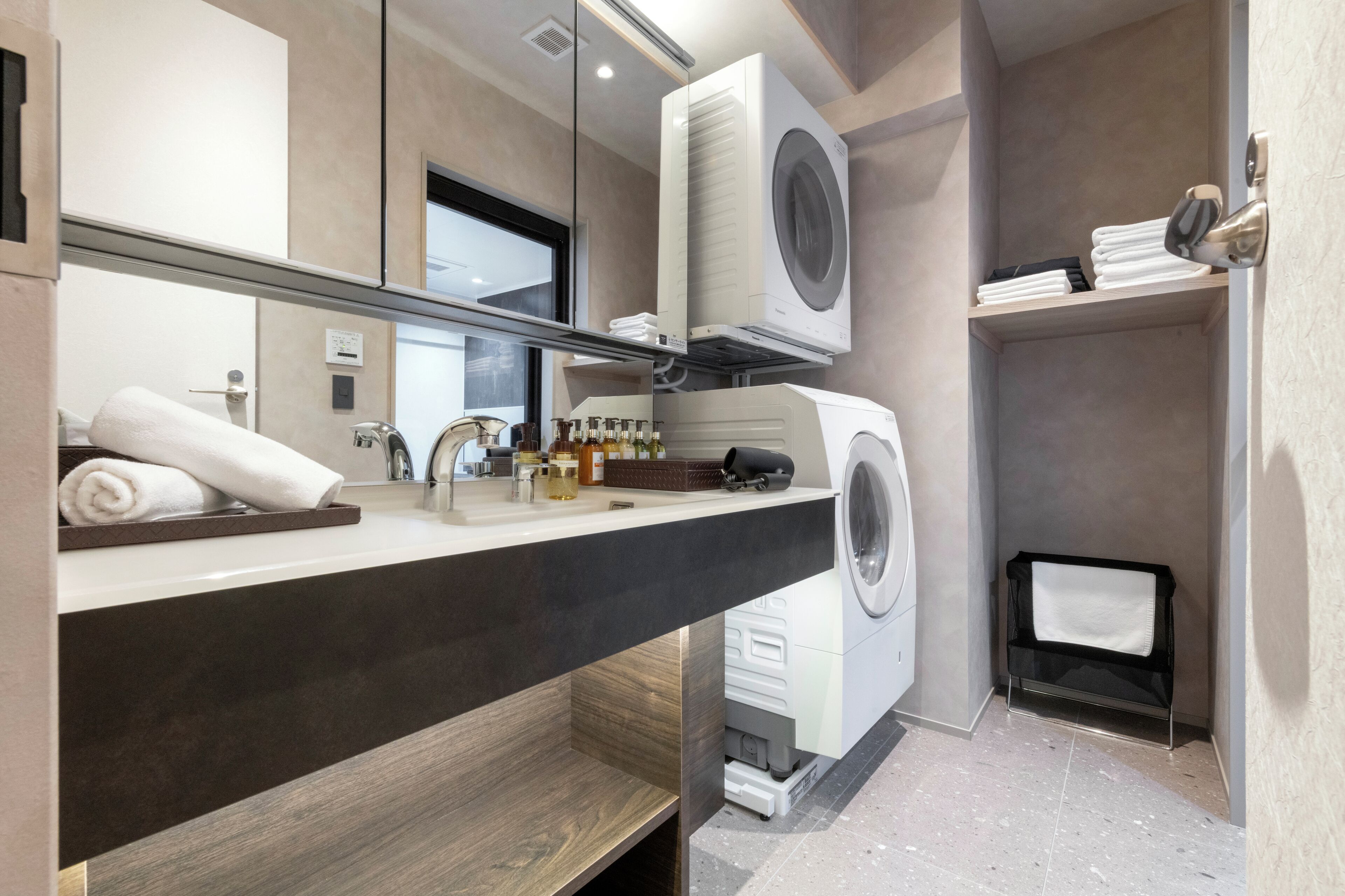 Zimmersafe, laptopgeeigneter Arbeitsplatz, Bügeleisen/Bügelbrett