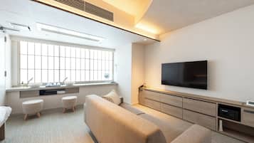 Deluxe appartement | Een kluis op de kamer, een laptopwerkplek, een strijkplank/strijkijzer