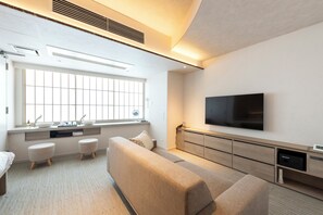 خزنة داخل الغرفة ومساحة عمل للكمبيوتر المحمول ومكواة/لوح كي