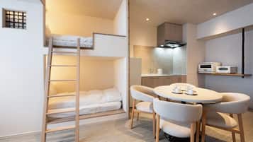 Standaard appartement | Een kluis op de kamer, een laptopwerkplek, een strijkplank/strijkijzer