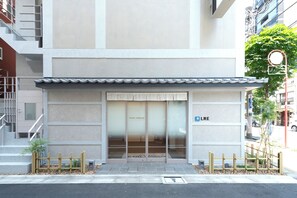 المنشأة من الخارج