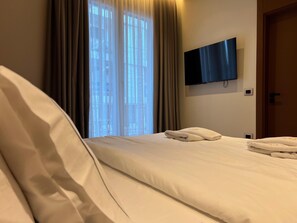 Desk, laptop workspace, blackout drapes, soundproofing - Villa Noem (Tirana)