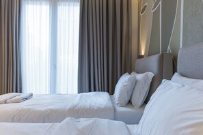 Desk, laptop workspace, blackout curtains, soundproofing - Villa Noem (Tirana)