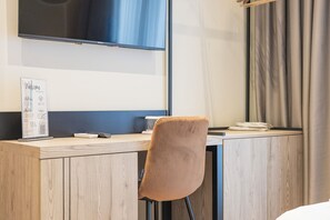 Desk, laptop workspace, blackout curtains, soundproofing - Villa Noem (Tirana)