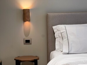 Desk, laptop workspace, blackout drapes, soundproofing - Villa Noem (Tirana)