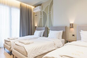 Deluxe-Dreibettzimmer, Balkon, Stadtblick | Schreibtisch, laptopgeeigneter Arbeitsplatz, Verdunkelungsvorhänge