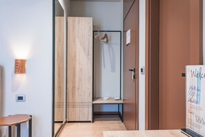 Deluxe-Doppelzimmer, Balkon, Stadtblick | Schreibtisch, laptopgeeigneter Arbeitsplatz, Verdunkelungsvorhänge