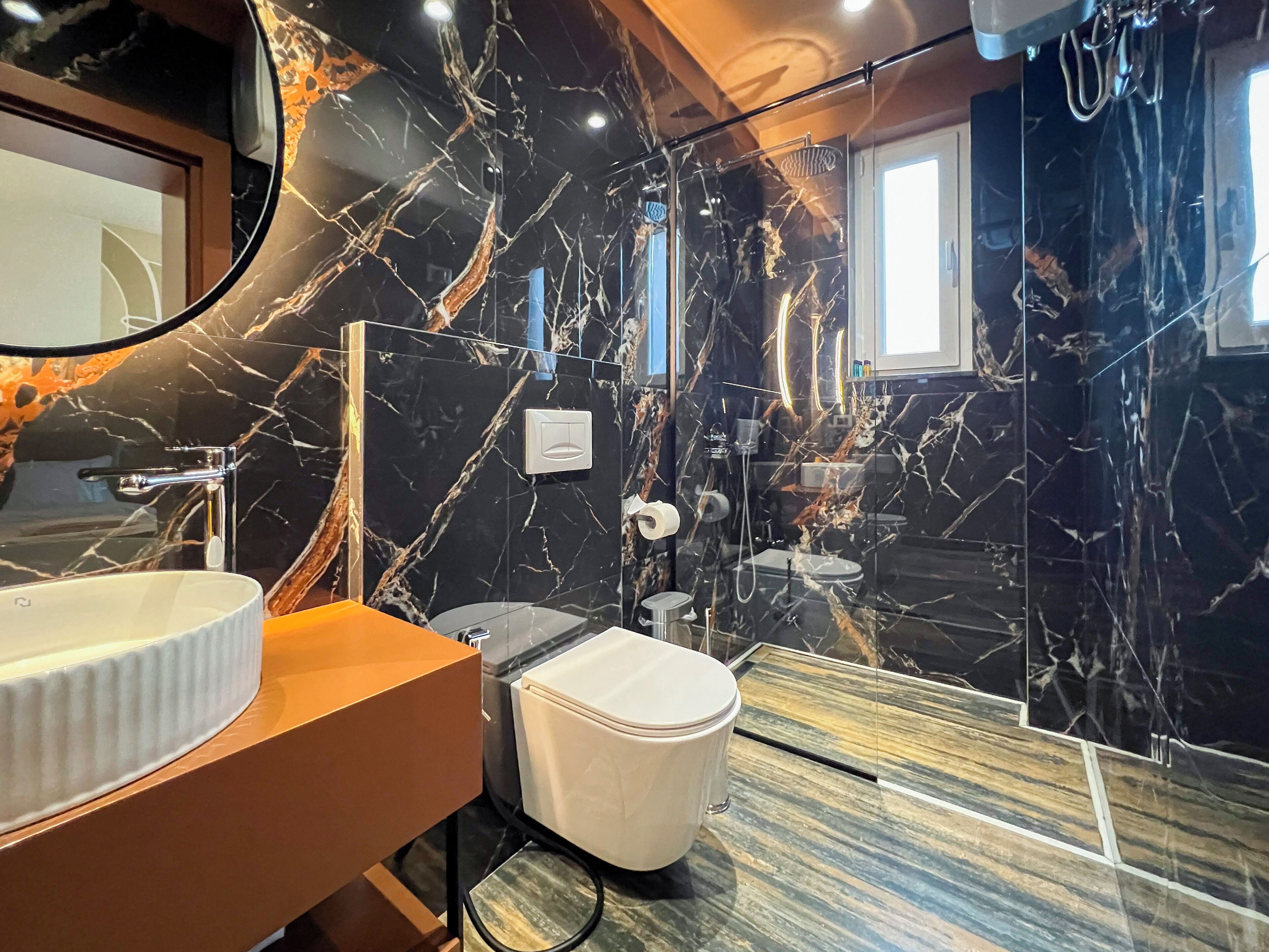 Deluxe-Dreibettzimmer, Balkon, Stadtblick | Badezimmer | Kostenlose Toilettenartikel, Haartrockner, Hausschuhe, Handtücher