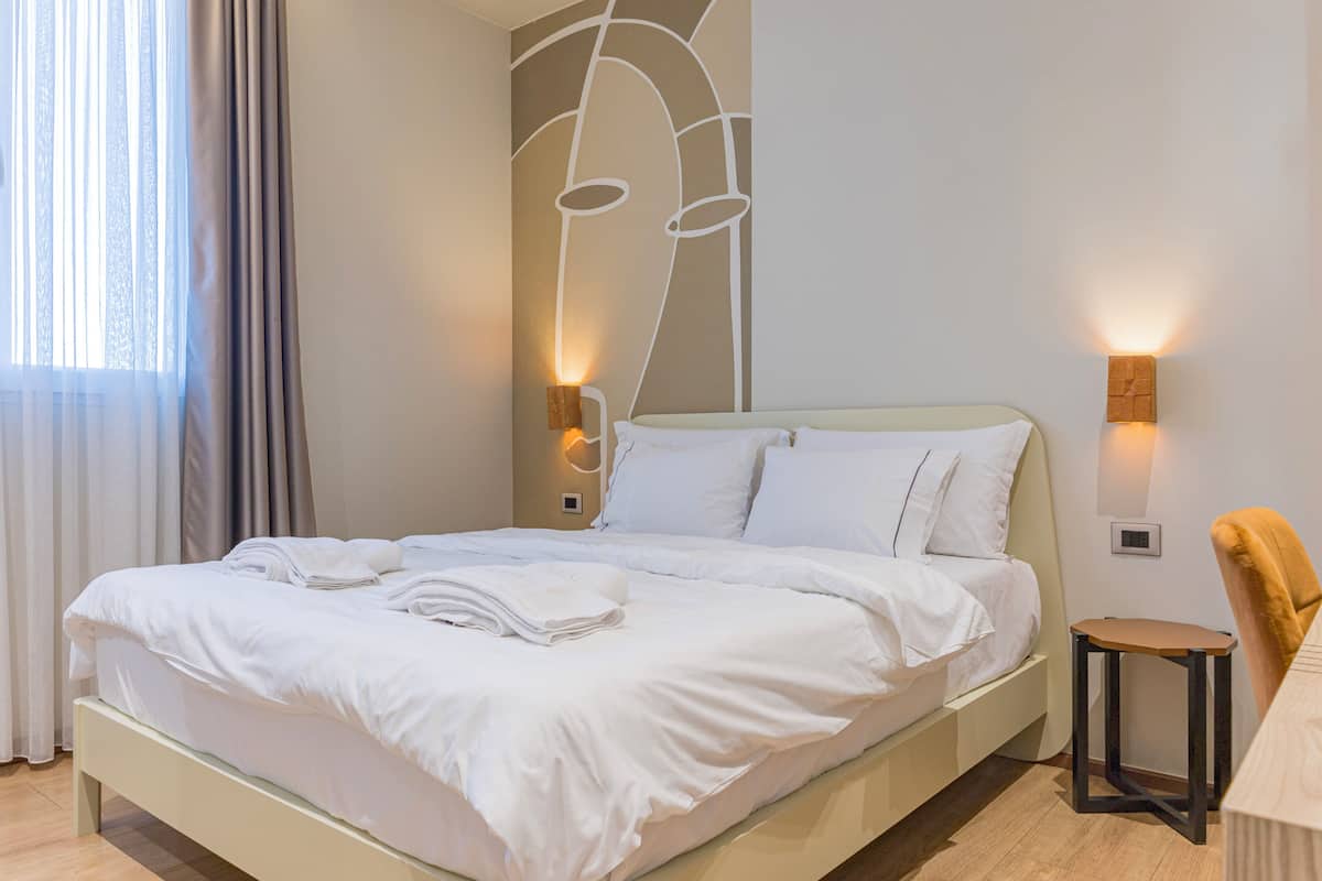 Habitación Deluxe doble, vistas a la ciudad | Escritorio, espacio para trabajar con un portátil, cortinas opacas