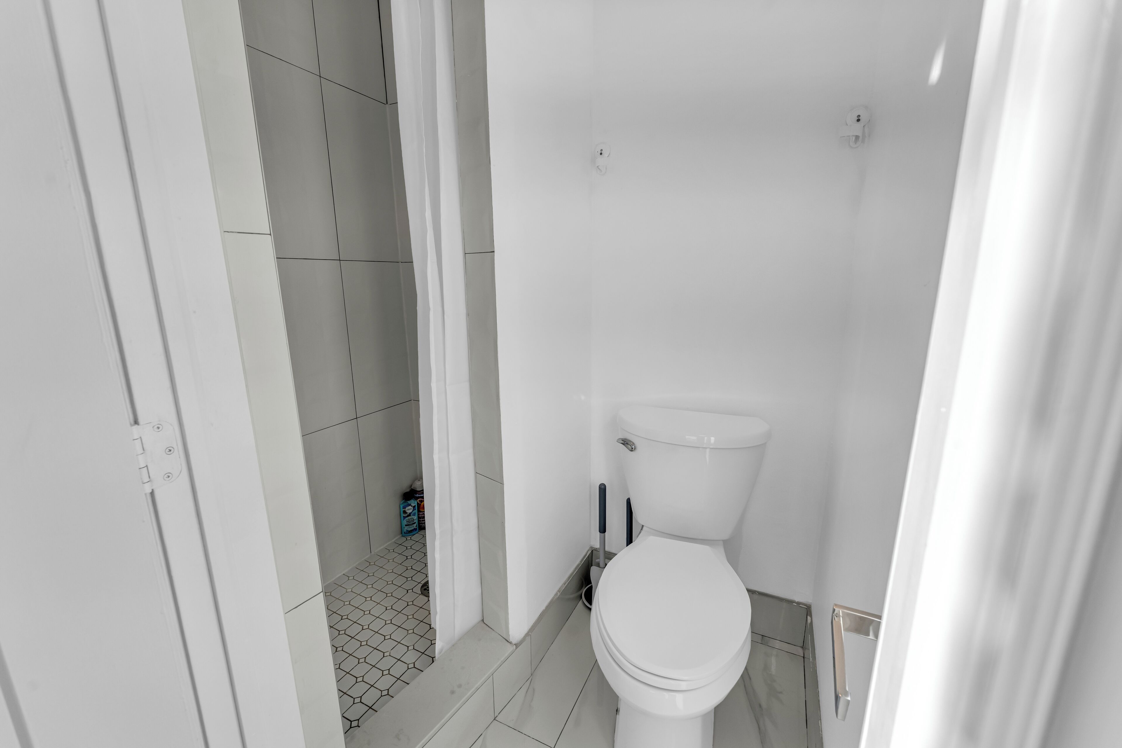 Estúdio clássico | Banheiro | Chuveiro, produtos de toalete grátis, toalhas de banho, sabonete