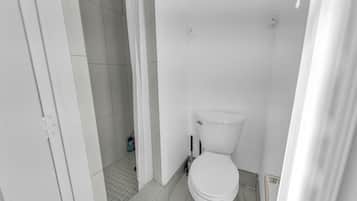 Estúdio clássico | Banheiro | Chuveiro, produtos de toalete grátis, toalhas de banho, sabonete