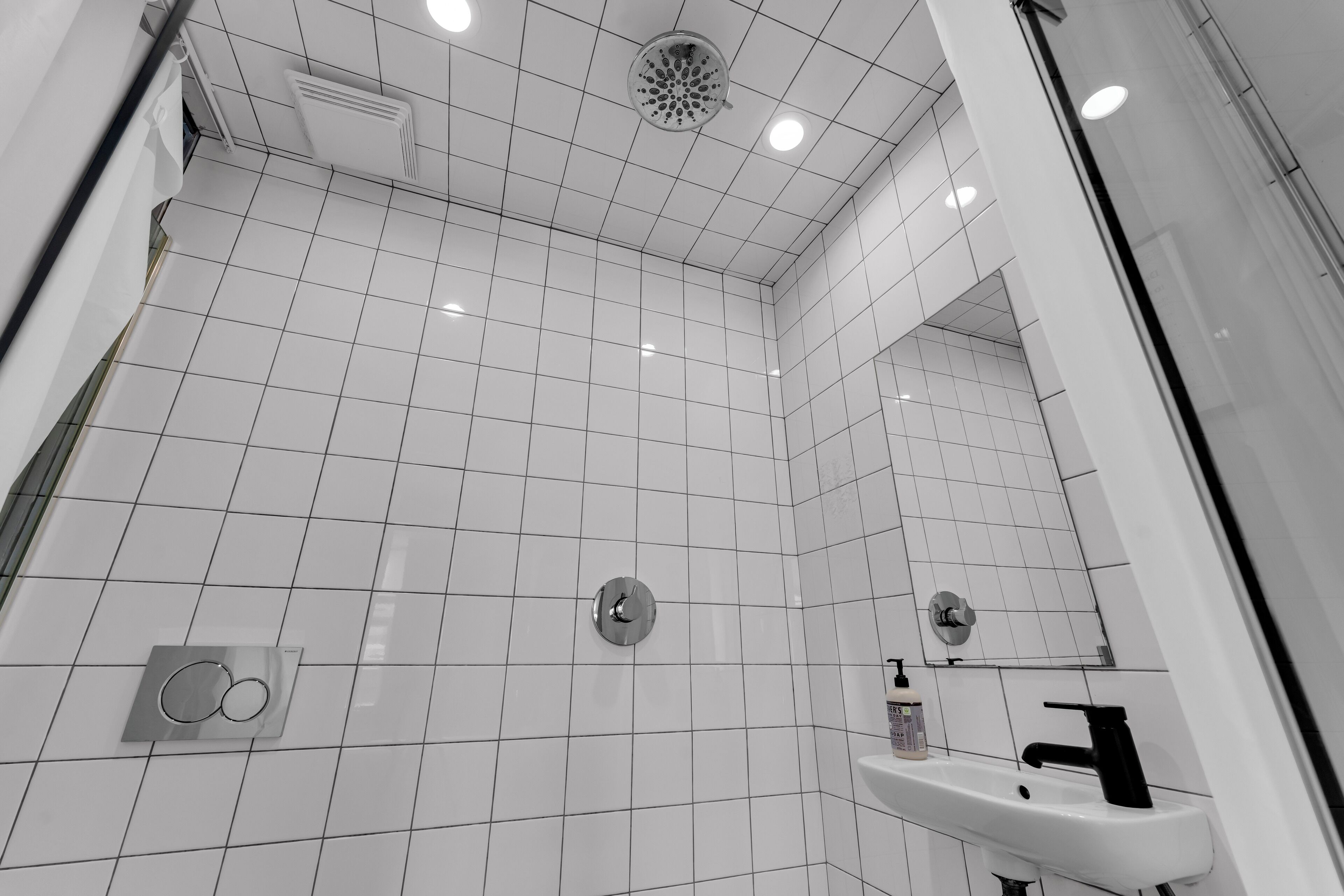 Estúdio clássico | Banheiro | Chuveiro, produtos de toalete grátis, toalhas de banho, sabonete