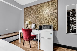 In-room dining - GUESTIC at Queen West (Toronto)