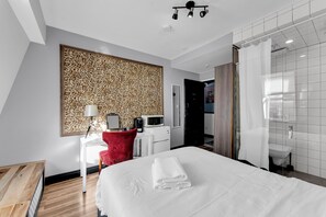 Front of property - GUESTIC at Queen West (Toronto)