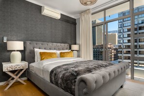 2 bedrooms, iron/ironing board, WiFi - The Icon A1000 by CTHA (Cape Town)