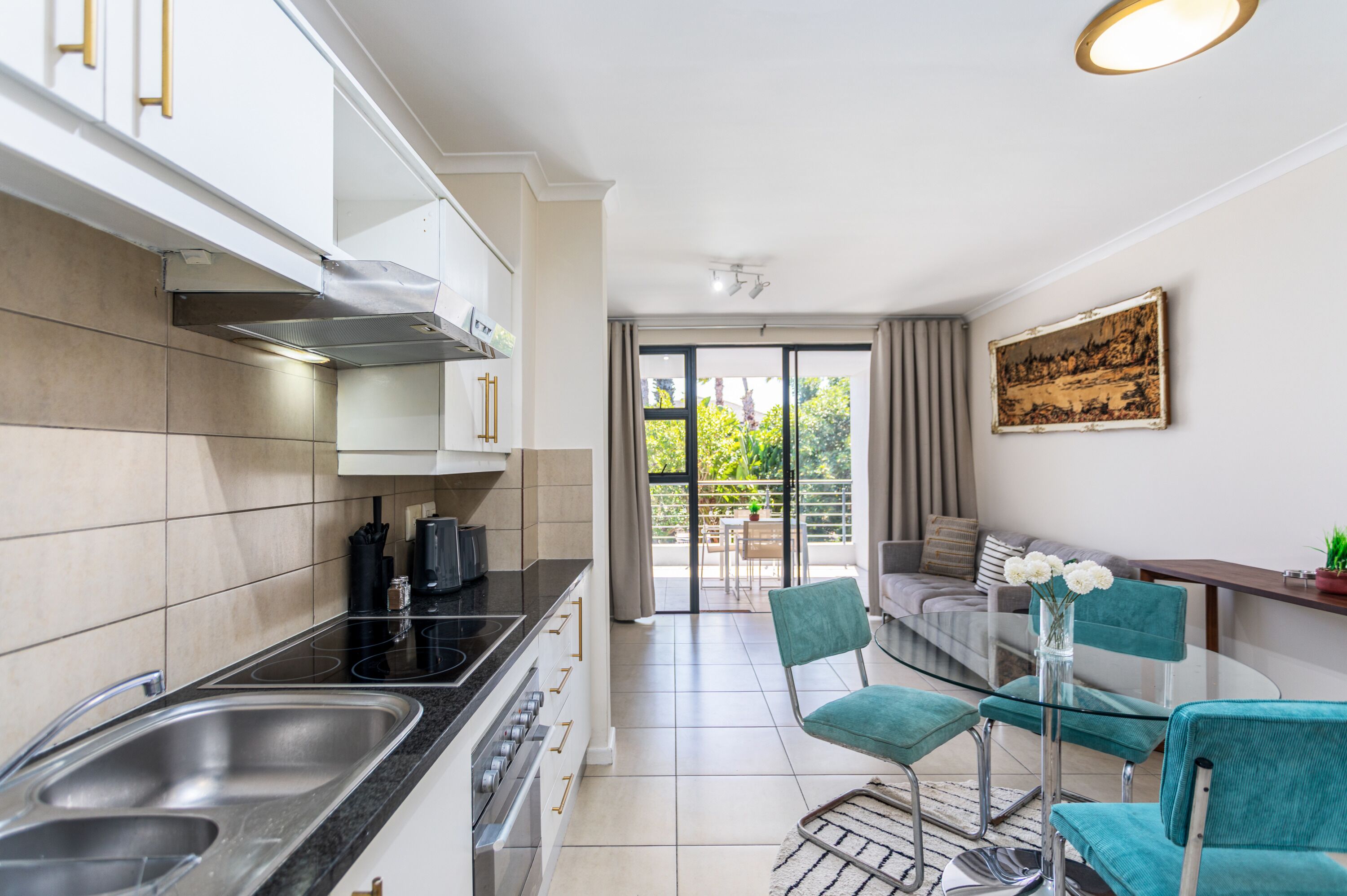 Kylskåp, mikrovågsugn, ugn och spishäll