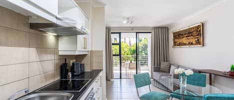 Kylskåp, mikrovågsugn, ugn och spishäll