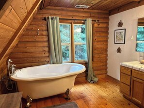 Shower, hair dryer, towels, soap - Log Cabin Retreat in the Redwoods (Eureka)