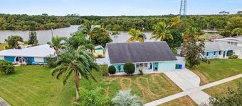 Lakehouse with Sunsets, Private Pool and Jacuzzi, 1Mi to Indian River Lagoon