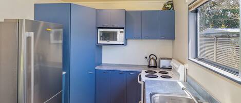 Réfrigérateur, micro-ondes, grille-pain