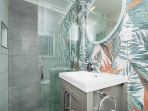 Shower, hair dryer - Petit Paradis - Whitianga Holiday Home (Whitianga)