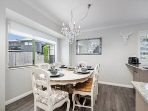 Dining - Petit Paradis - Whitianga Holiday Home (Whitianga)