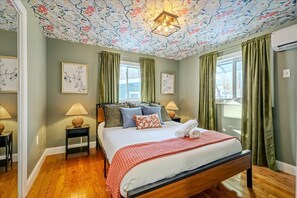 5 Schlafzimmer, Schreibtisch, Bügeleisen/Bügelbrett, Reisekinderbett