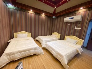 Classic-Zimmer, Terrasse, Blick auf den Innenhof | Bügeleisen/Bügelbrett