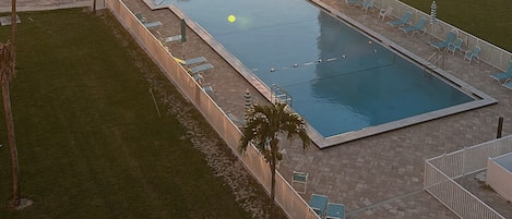 Alberca al aire libre y alberca climatizada