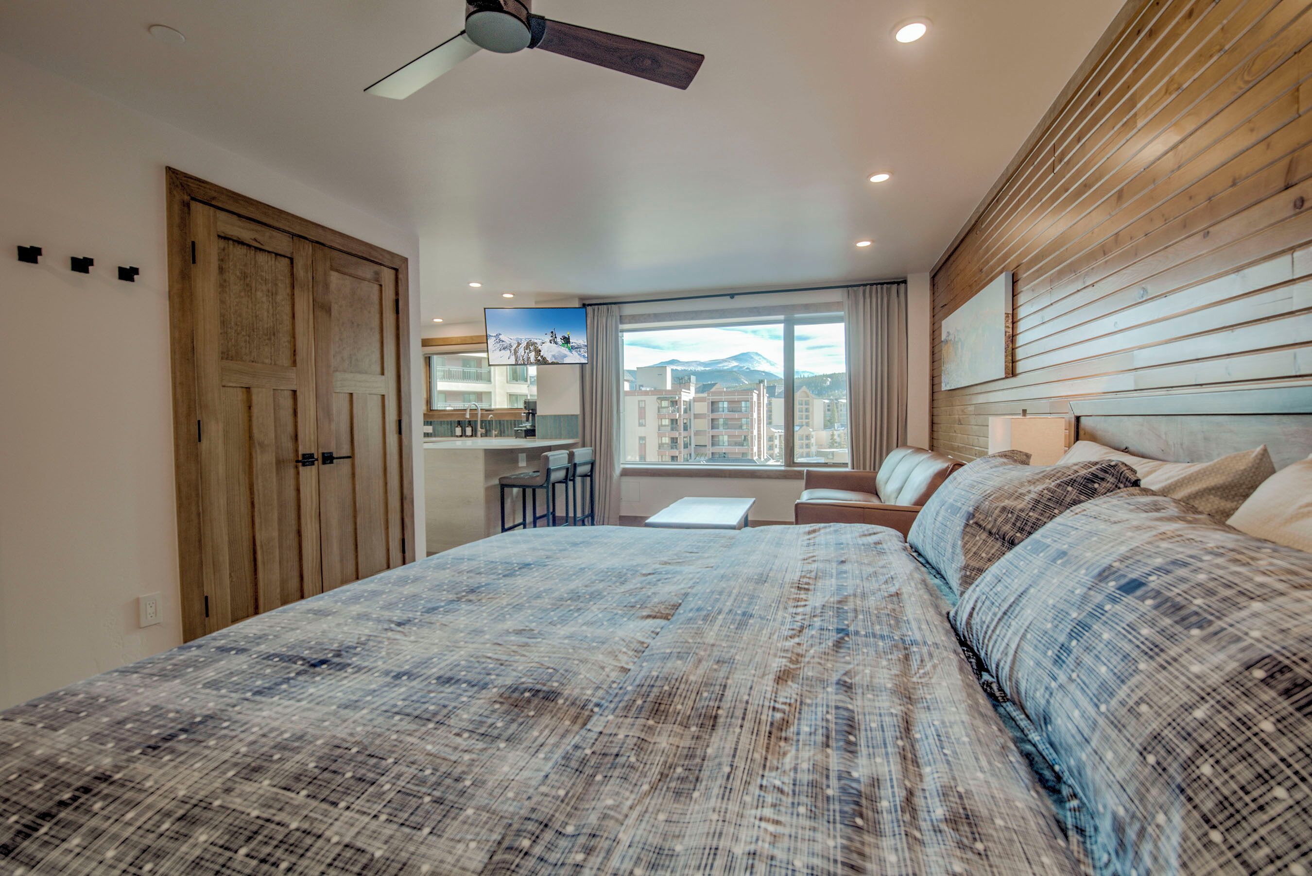 Tabla de planchar con plancha, wifi y ropa de cama 