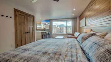 Tabla de planchar con plancha, wifi y ropa de cama