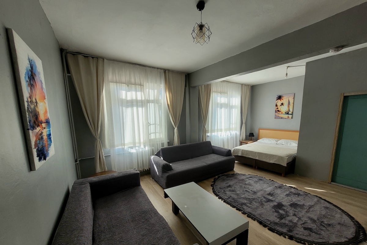 Bureau, espace de travail pour ordinateur portable, rideaux occultants