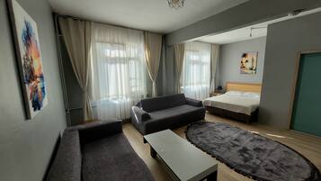 Deluxe tweepersoonskamer, uitzicht op de stad | Een bureau, een laptopwerkplek, verduisterende gordijnen