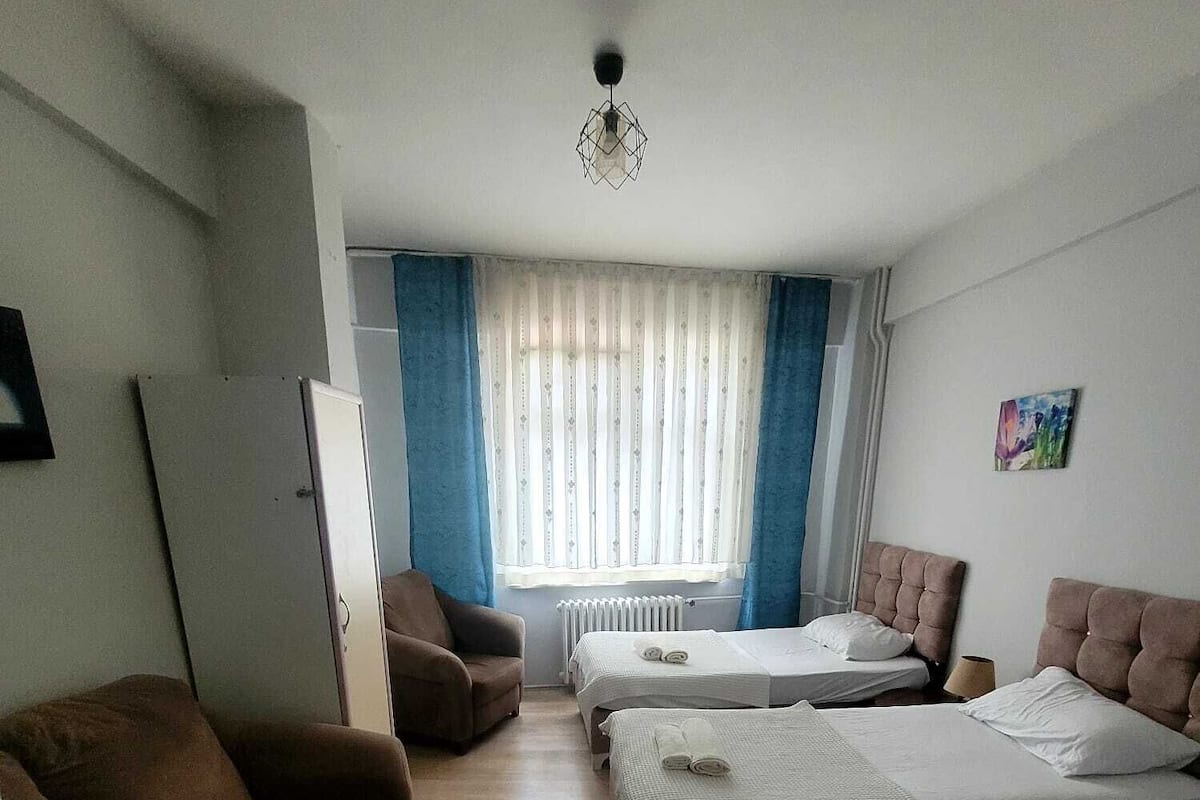 Bureau, espace de travail pour ordinateur portable, rideaux occultants