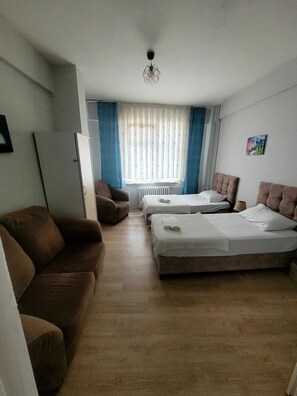 Bureau, espace de travail pour ordinateur portable, rideaux occultants