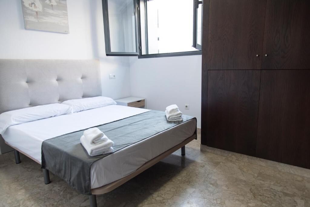 Tirai kedap cahaya dan setrika/meja setrika