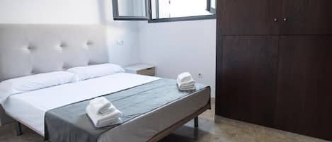 Tirai kedap cahaya dan setrika/meja setrika