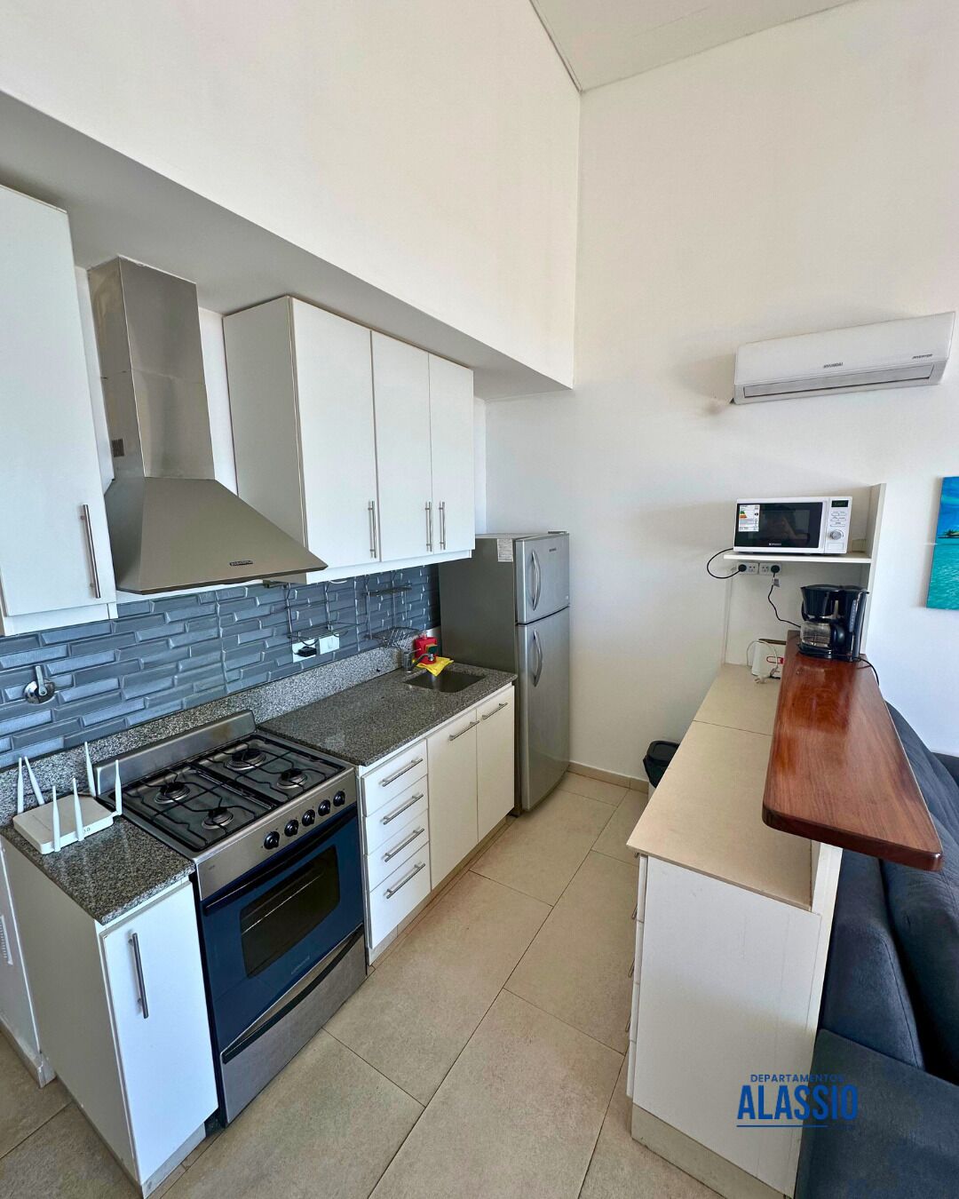 Mikrobølgeovn, kaffetrakter/tekoker og kjøkkenutstyr