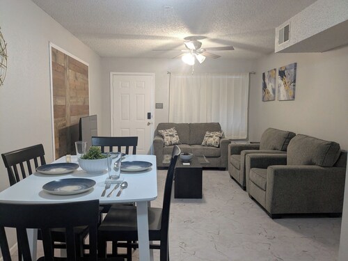 2-bedroom apartment in city center. Safe, minutes to restaurants and shopping.