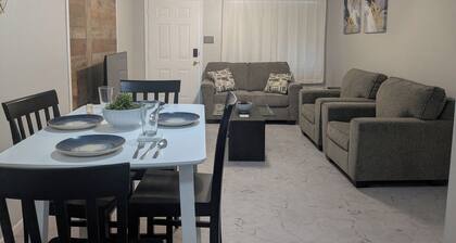 2-bedroom apartment in city center. Safe, minutes to restaurants and shopping.