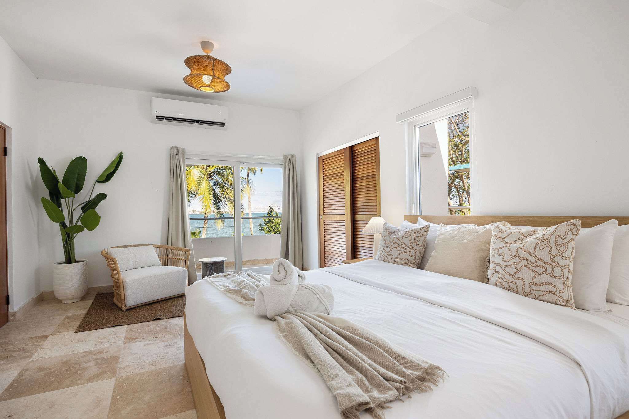 5 makuuhuonetta, työpöytä, silitysrauta/-lauta, vauvan matkasänky