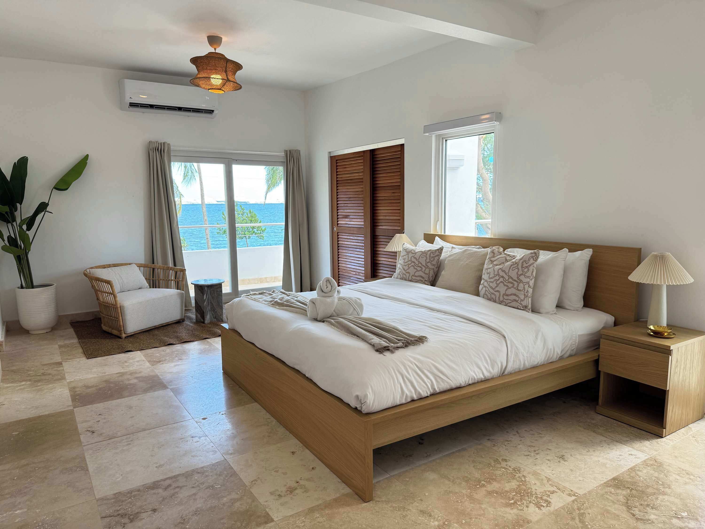 Skrivebord, strykejern/-brett, reiseseng for barn og wi-fi