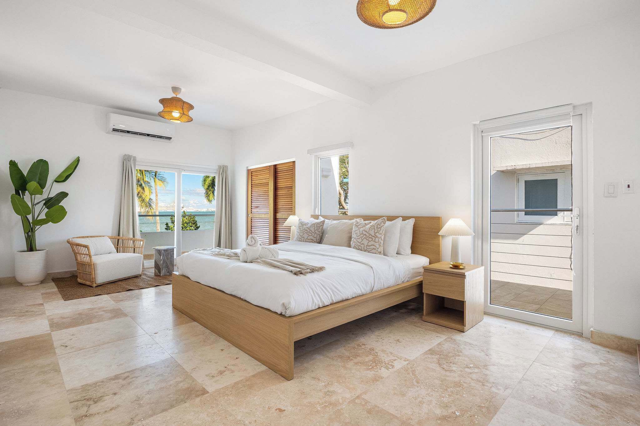 5 bedrooms, desk, iron/ironing board, travel crib