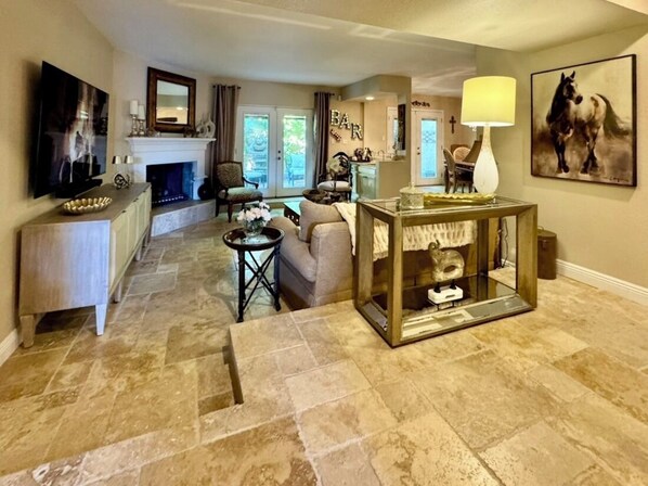 Smart TV - SPACIOUS AND ROMANTIC TWO BEDROOM RETREAT IN THE PERFECT LOCATION (Scottsdale)