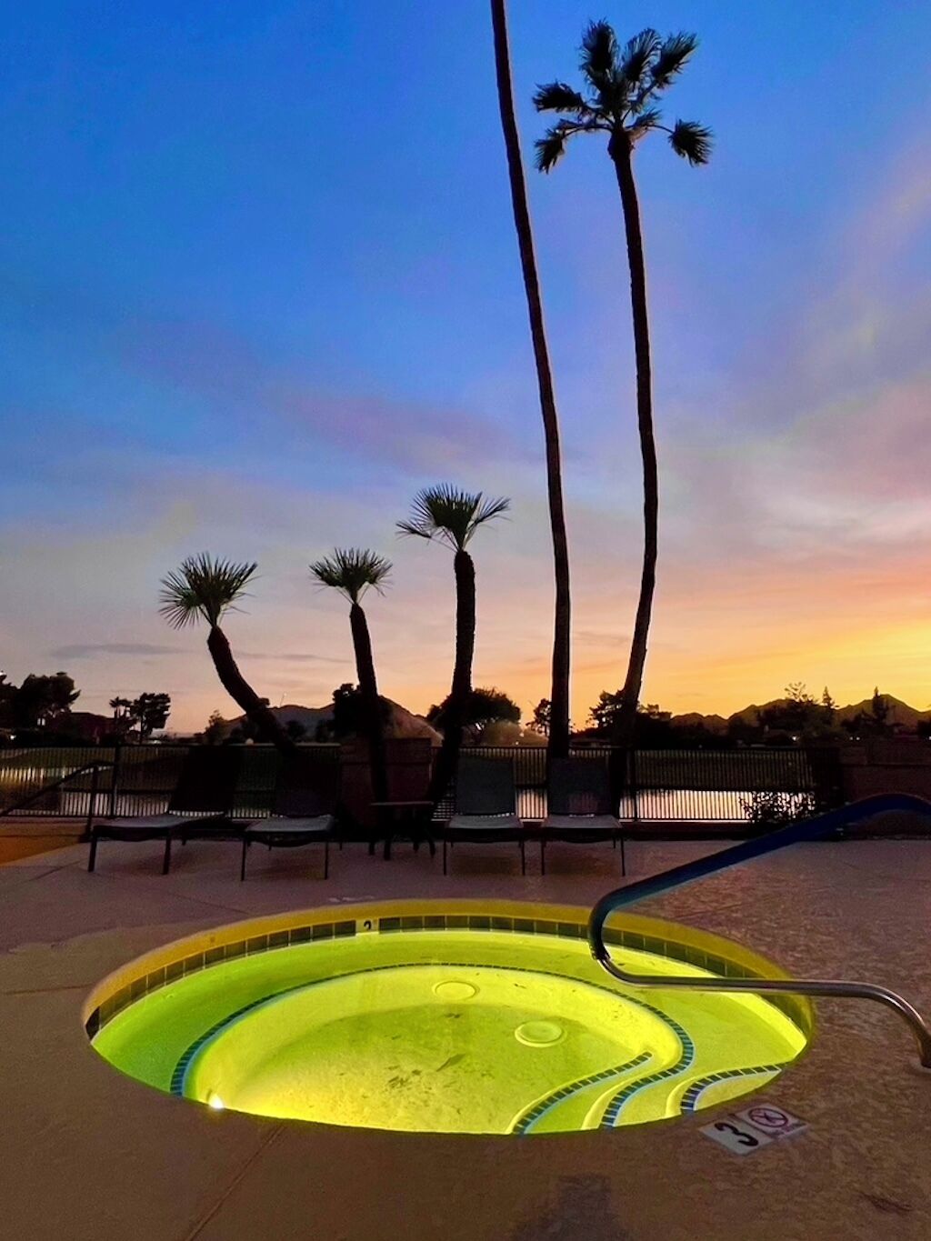 Utendørsbasseng og et oppvarmet basseng