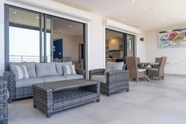 Living area - Luxurious Sunset Lagoon View 2-bed bedroom Apartment (Cole Bay)