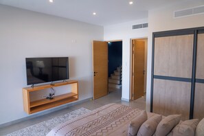 2 bedrooms, iron/ironing board, WiFi - Luxurious Sunset Lagoon View 2-bed bedroom Apartment (Cole Bay)