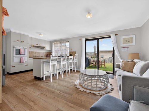 Pet-Friendly Home, Walk to Beach - Kianga Comfort